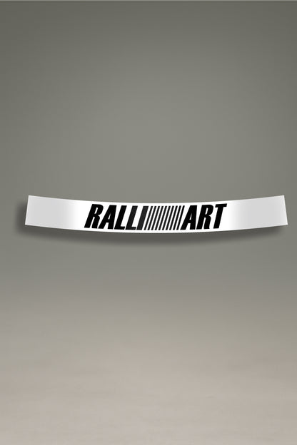 Parasol de vinilo blanco con el logotipo de Ralliart en negro. Un accesorio de MOA-Grafics para personalizar tu coche y protegerlo del sol.