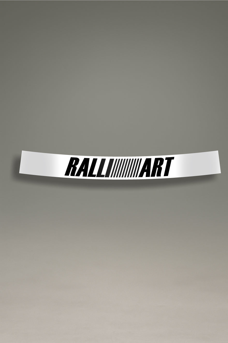 Parasol de vinilo blanco con el logotipo de Ralliart en negro. Un accesorio de MOA-Grafics para personalizar tu coche y protegerlo del sol.