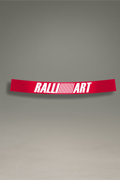 Parasol de vinilo rojo con el logotipo de Ralliart en blanco. Un accesorio de estilo deportivo de MOA-Grafics para proteger el parabrisas.