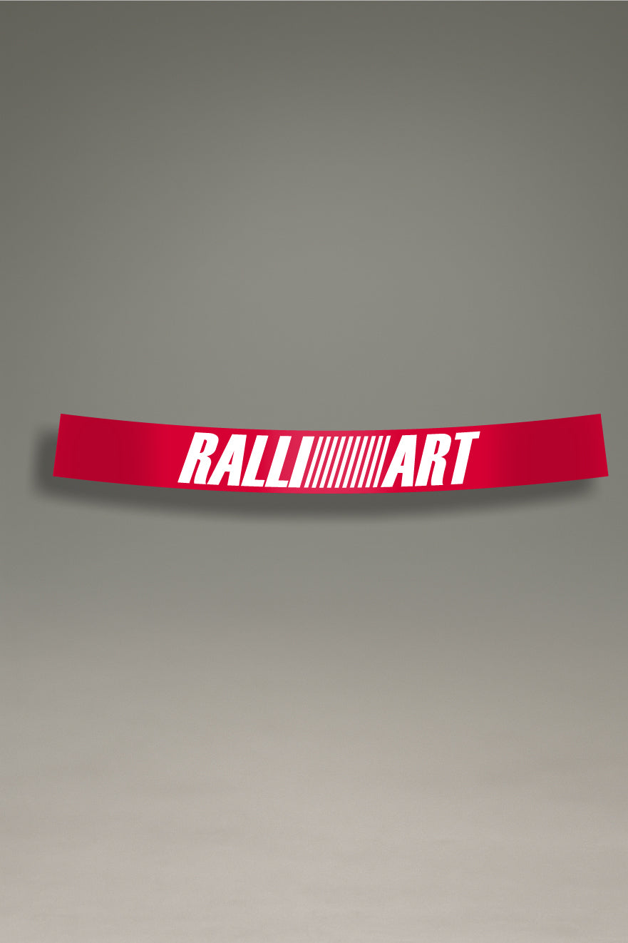 Parasol de vinilo rojo con el logotipo de Ralliart en blanco. Un accesorio de estilo deportivo de MOA-Grafics para proteger el parabrisas.