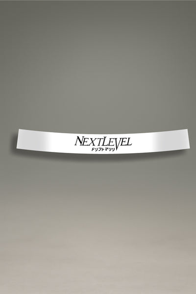 Parasol de vinilo blanco con el logotipo de Next Level Drift en negro y japonés. Un accesorio de MOA-Grafics para proteger tu coche del sol con un estilo de drift.