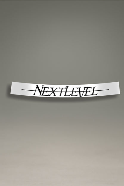 Parasol de vinilo blanco con el logotipo Next Level en negro y estilo strikethrough. Un accesorio de MOA-Grafics para proteger tu coche del sol con un diseño premium.