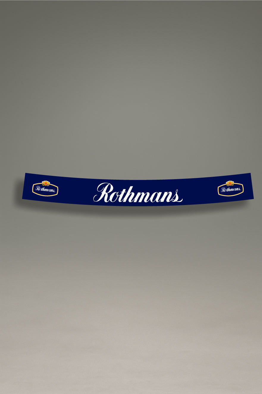 Parasol de vinilo azul oscuro con el logotipo clásico de Rothmans. [cite_start]Un accesorio de la colección Racing Heritage de MOA-Grafics para personalizar tu vehículo con un livery icónico de motorsport.