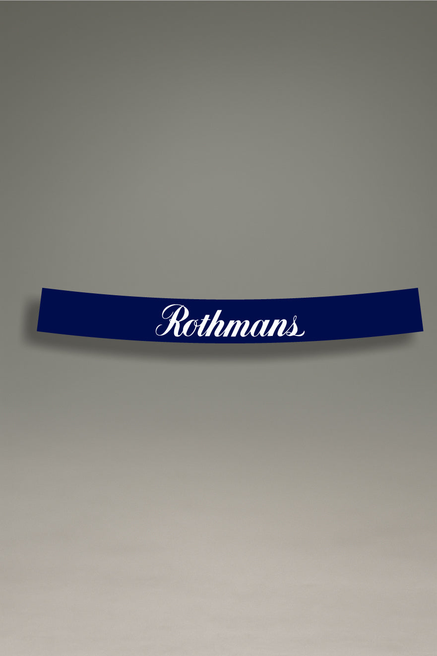 Parasol de vinilo azul oscuro con el logotipo script de Rothmans. Un accesorio de la colección Racing Heritage de MOA-Grafics para personalizar tu vehículo con un estilo de competición clásico.