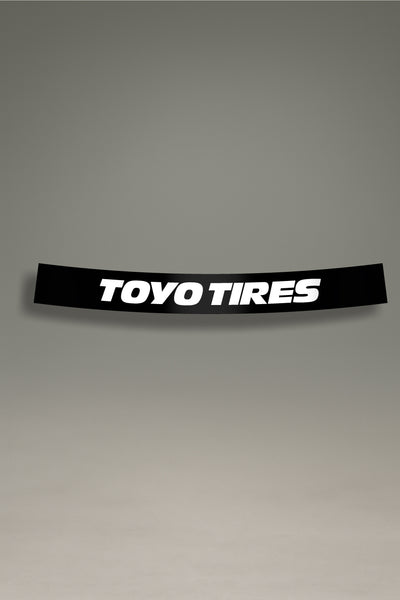 Parasol de vinilo negro con el logotipo de Toyo Tires en blanco. Un accesorio de MOA-Grafics para personalizar coches con un estilo de competición.