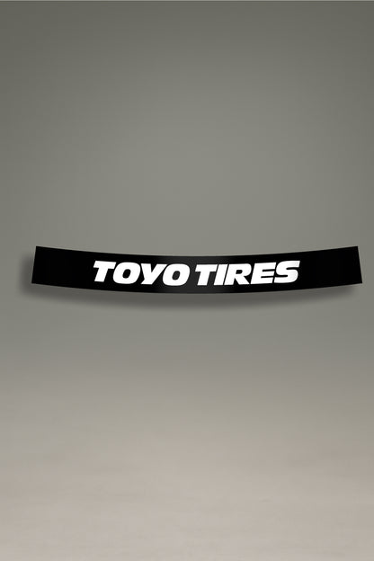 Parasol de vinilo negro con el logotipo de Toyo Tires en blanco. Un accesorio de MOA-Grafics para personalizar coches con un estilo de competición.