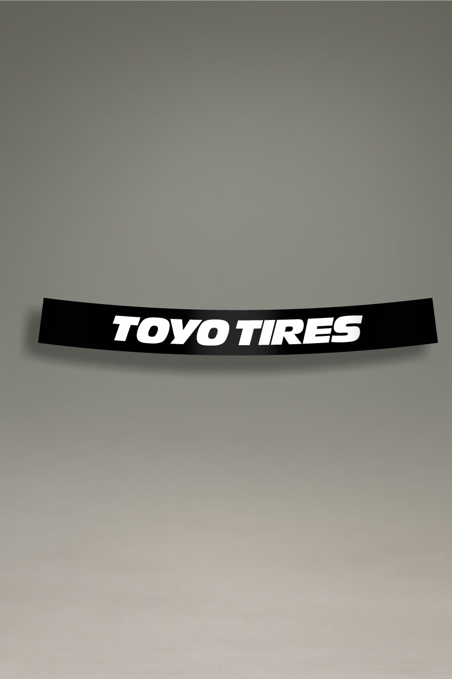 Parasol de vinilo negro con el logotipo de Toyo Tires en blanco. Un accesorio de MOA-Grafics para personalizar coches con un estilo de competición.