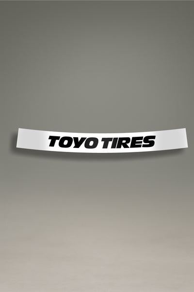 Parasol de vinilo blanco con el logotipo de Toyo Tires en negro. Un accesorio de MOA-Grafics para proteger tu coche del sol con un diseño racing.