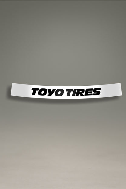 Parasol de vinilo blanco con el logotipo de Toyo Tires en negro. Un accesorio de MOA-Grafics para proteger tu coche del sol con un diseño racing.