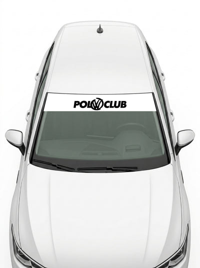 Volkswagen Polo - Inscripcion Polo Club blanco con la inscripción POLO CLUB en negro y el emblema VW en medio instalado en el parabrisas