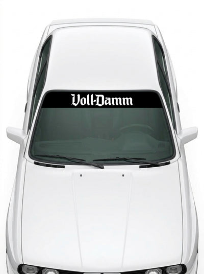 Coche con el parasol de vinilo Voll-Damm negro con el lettering Voll-Damm en blanco y tipografia gotica instalado en el parabrisas