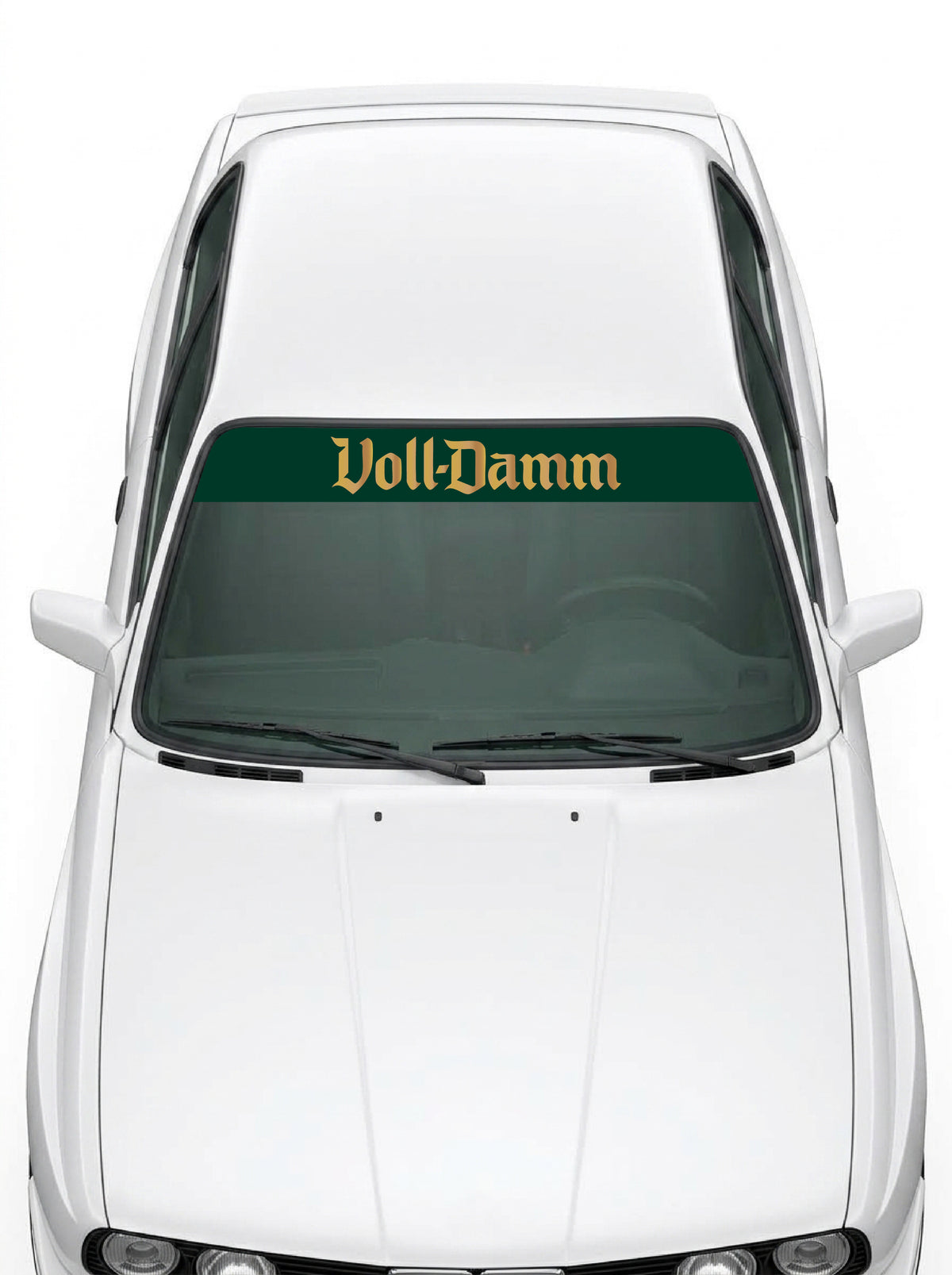 Coche con el parasol de vinilo Voll-Damm verde con el lettering Voll-Damm en dorado y tipografia gotica instalado en el parabrisas