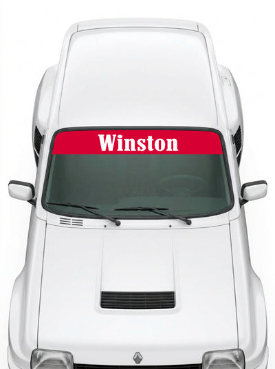 Coche con el parasol de vinilo Winston rojo con el lettering Winston en blanco y tipografia manuscrita instalado en el parabrisas
