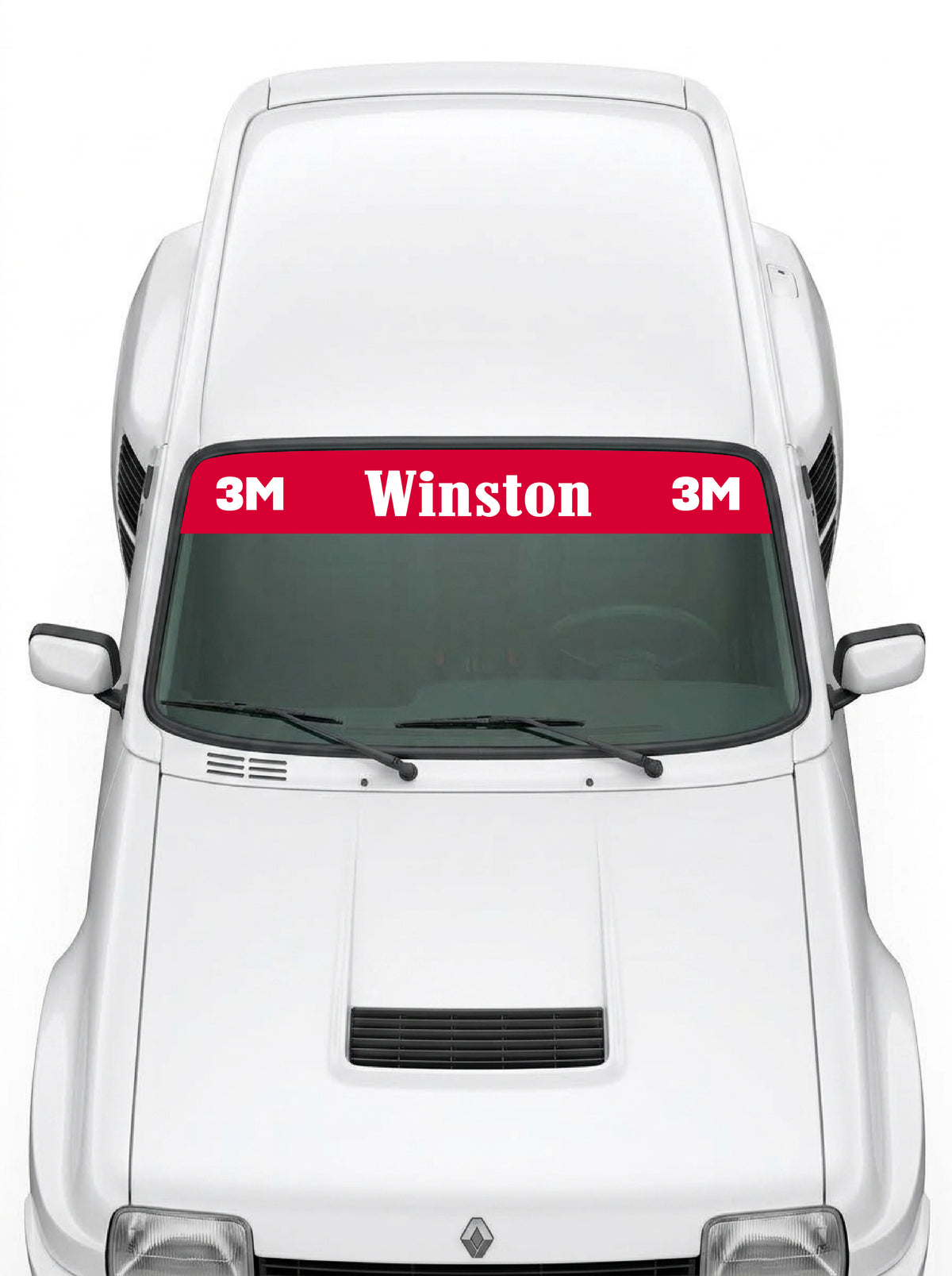 Coche con el parasol de vinilo Winston rojo con el lettering Winston en blanco y los distintivos 3M a los dos lados instalado en el parabrisas