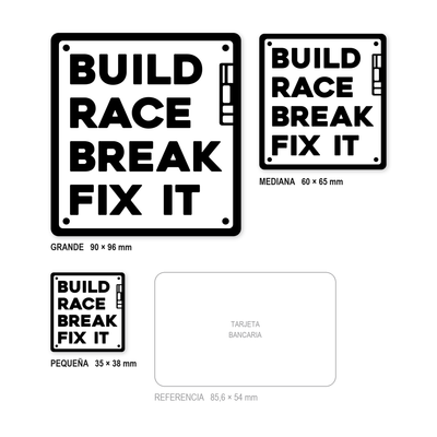 Los tres tamaños de la pegatina Build Race Break Fix It juntos y a escala real: 35 × 38 mm, 60 × 65 mm y 90 × 96 mm, con una tarjeta bancaria de 85,6 × 54 mm al lado para comparar.