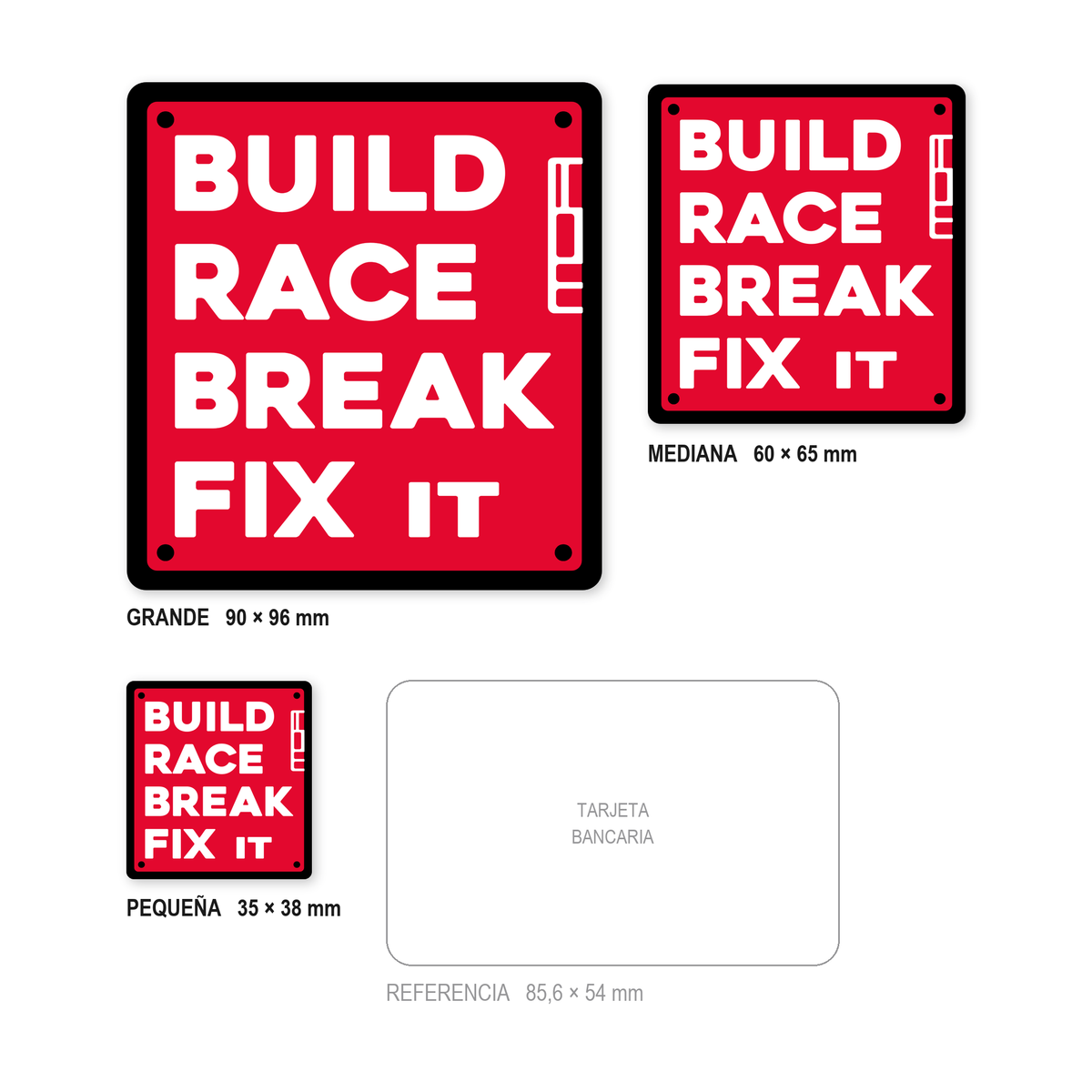 Los tres tamaños de la pegatina Build Race Rojo juntos y a escala real: 35 × 38 mm, 60 × 65 mm y 90 × 96 mm, con una tarjeta bancaria de 85,6 × 54 mm al lado para comparar.