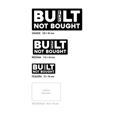 Los tres tamaños de la pegatina Built Not Bought juntos y a escala real: 70 × 30 mm, 110 × 45 mm y 150 × 65 mm, con una tarjeta bancaria de 85,6 × 54 mm al lado para comparar.