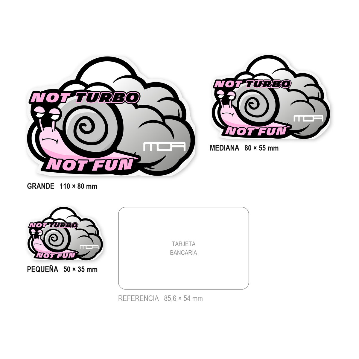 Los tres tamaños de la pegatina Caracol Gris juntos y a escala real: 50 × 35 mm, 80 × 55 mm y 110 × 80 mm, con una tarjeta bancaria de 85,6 × 54 mm al lado para comparar.
