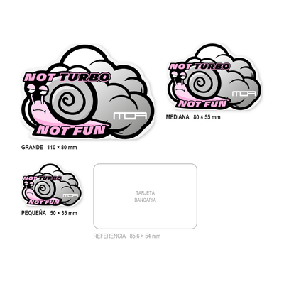 Los tres tamaños de la pegatina Caracol Gris juntos y a escala real: 50 × 35 mm, 80 × 55 mm y 110 × 80 mm, con una tarjeta bancaria de 85,6 × 54 mm al lado para comparar.