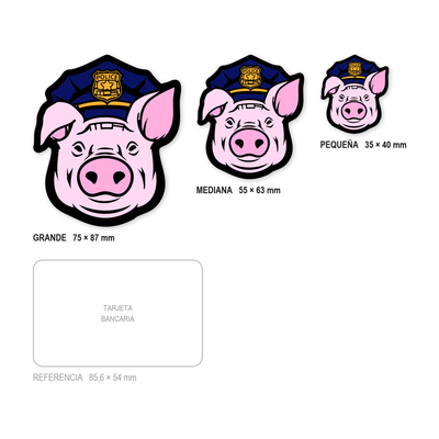 Los tres tamaños de la pegatina Cerdo Policía juntos y a escala real: 35 × 40 mm, 55 × 63 mm y 75 × 87 mm, con una tarjeta bancaria de 85,6 × 54 mm al lado para comparar.