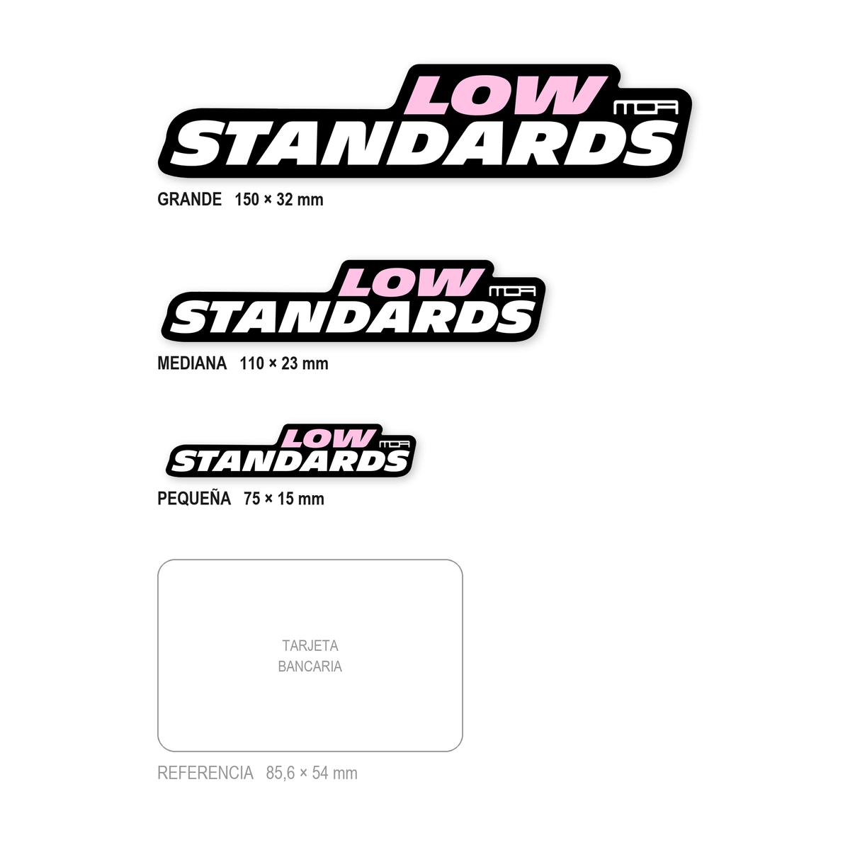 Los tres tamaños de la pegatina Low Standards juntos y a escala real: 75 × 15 mm, 110 × 23 mm y 150 × 32 mm, con una tarjeta bancaria de 85,6 × 54 mm al lado para comparar.