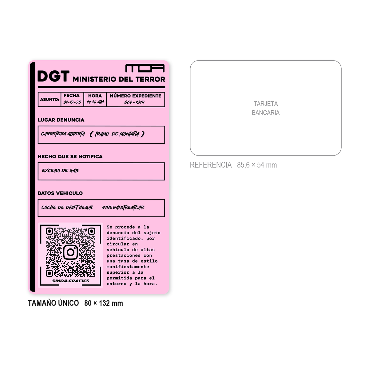 La pegatina Multa Rosa a escala real, 80 × 132 mm, con una tarjeta bancaria de 85,6 × 54 mm al lado para comparar.