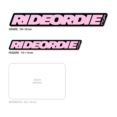 Los dos tamaños de la pegatina Ride or Die Rosa juntos y a escala real: 110 × 15 mm y 150 × 20 mm, con una tarjeta bancaria de 85,6 × 54 mm al lado para comparar.