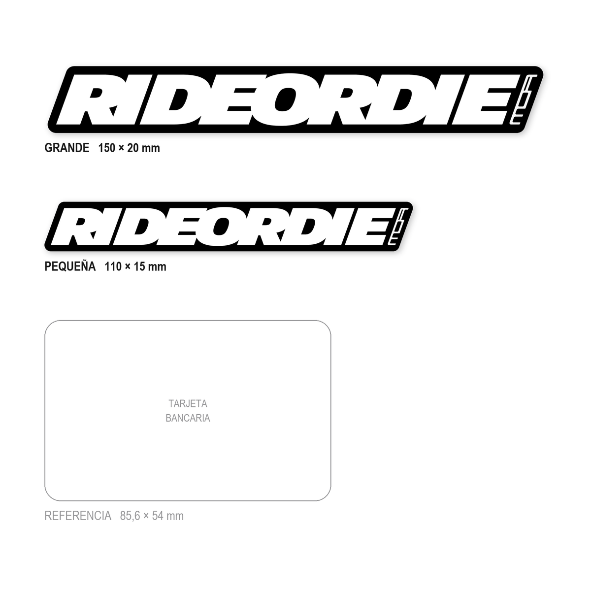 Los dos tamaños de la pegatina Ride or Die juntos y a escala real: 110 × 15 mm y 150 × 20 mm, con una tarjeta bancaria de 85,6 × 54 mm al lado para comparar.