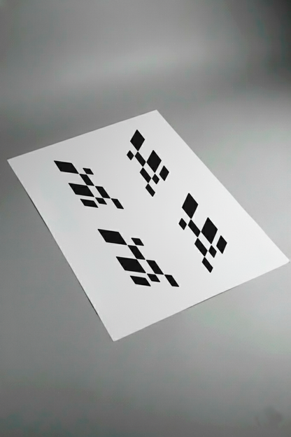 Pliego de vinilos de alta calidad para el kit Checker Flag Doble Racing. Muestra las secciones de doble patrón de cuadros listas para instalar.