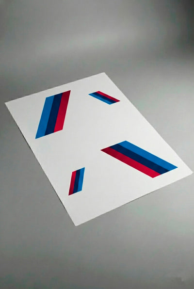 Pliego de vinilos adhesivos precortados con el diseño de olas y franjas para el Kit Racing Waves de BMW. Este vinilo de alta resistencia y flexibilidad está listo para su envío y auto-instalación en los paneles laterales del vehículo.