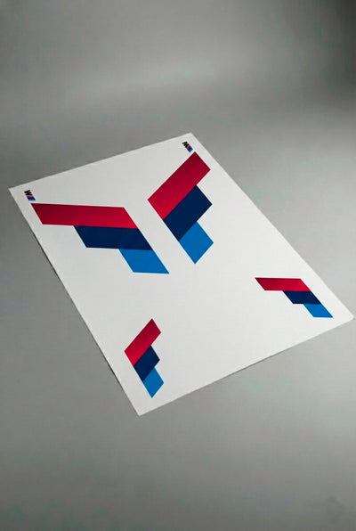 Pliego de vinilos adhesivos precortados con el diseño Tri-Color para el capó y el techo de BMW. Este vinilo de alta resistencia a los rayos UV y la intemperie está listo para el envío y la aplicación por parte del cliente.