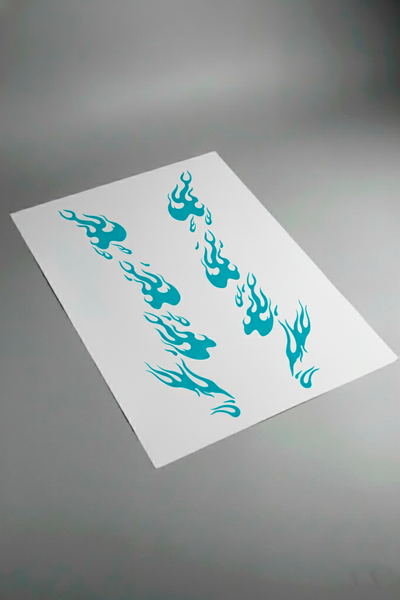 Pliego de vinilos de alta calidad que componen el kit Llamas Azules Racing. Muestra las secciones de diseño de flamas en color azul brillante listas para instalar.