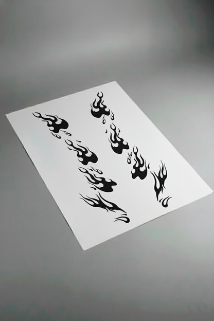 Pliego de vinilos de alta calidad que componen el kit Llamas Negras Mate. Muestra las secciones de diseño de flamas listas para instalar en el coche.