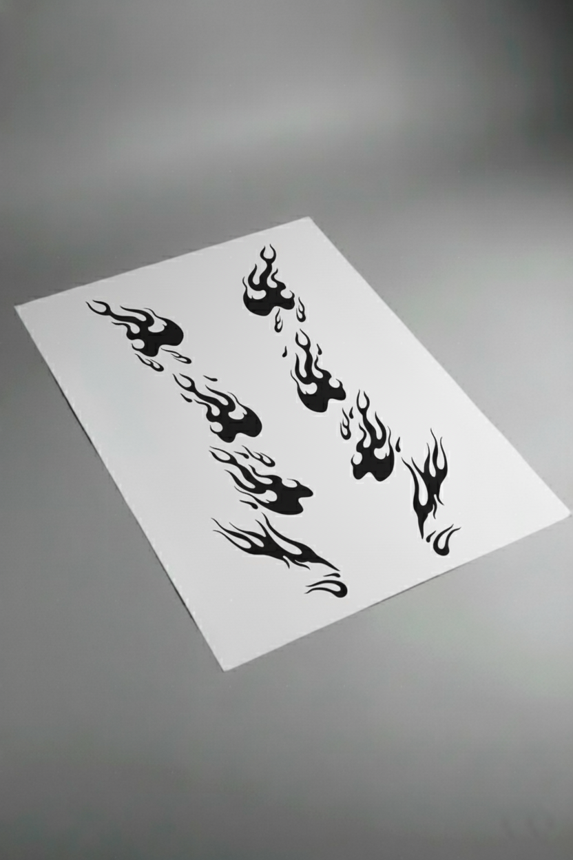 Pliego de vinilos de alta calidad que componen el kit Llamas Negras Mate. Muestra las secciones de diseño de flamas listas para instalar en el coche.