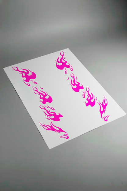 Pliego de vinilos de alta calidad que componen el kit Llamas Rosa Neón. Muestra las secciones de diseño de flamas en color rosa vibrante listas para instalar.