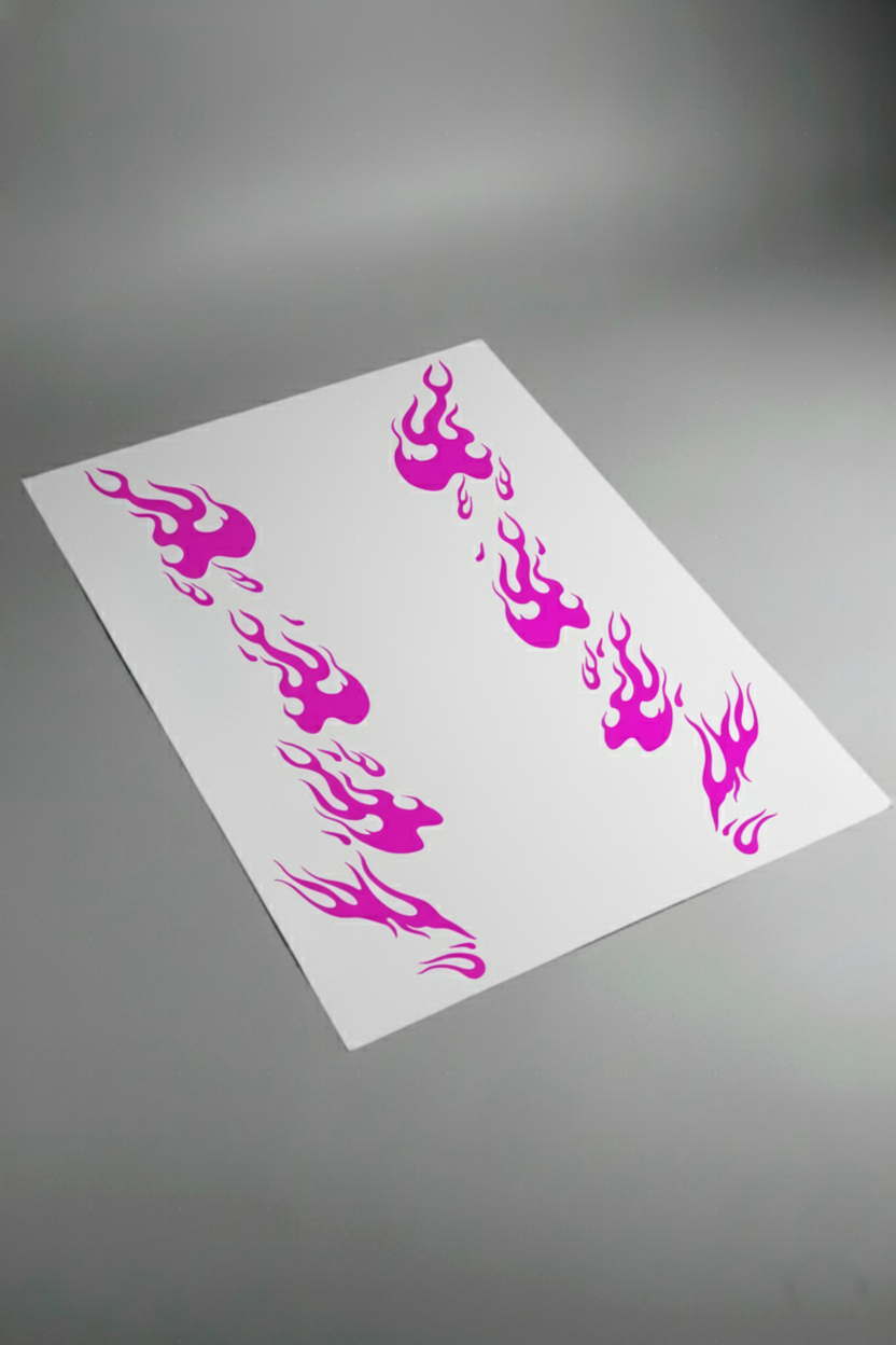 Pliego de vinilos de alta calidad que componen el kit Llamas Rosa Neón. Muestra las secciones de diseño de flamas en color rosa vibrante listas para instalar.