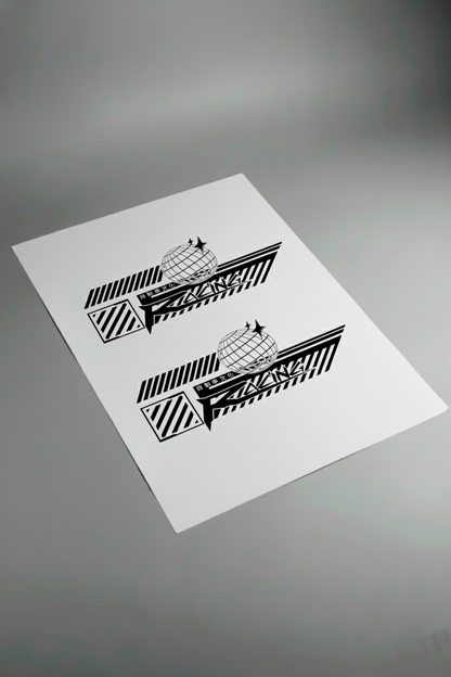 Pliego de vinilos de alta calidad que componen el kit Racing Style. Muestra las secciones de diseño de carreras listas para la instalación.