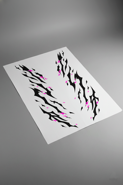 Pliego de vinilos del kit Star Tribal en negro y rosa magenta, visto en perspectiva sobre superficie gris. Kit de personalización para coches.