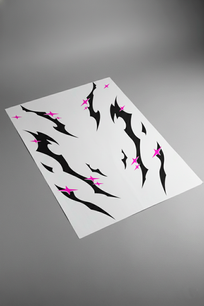 Pliego de vinilos del kit Tribal Stars Mini en negro, mostrando la disposición de las estrellas y patrones tribales pequeños. Producto físico para coche.