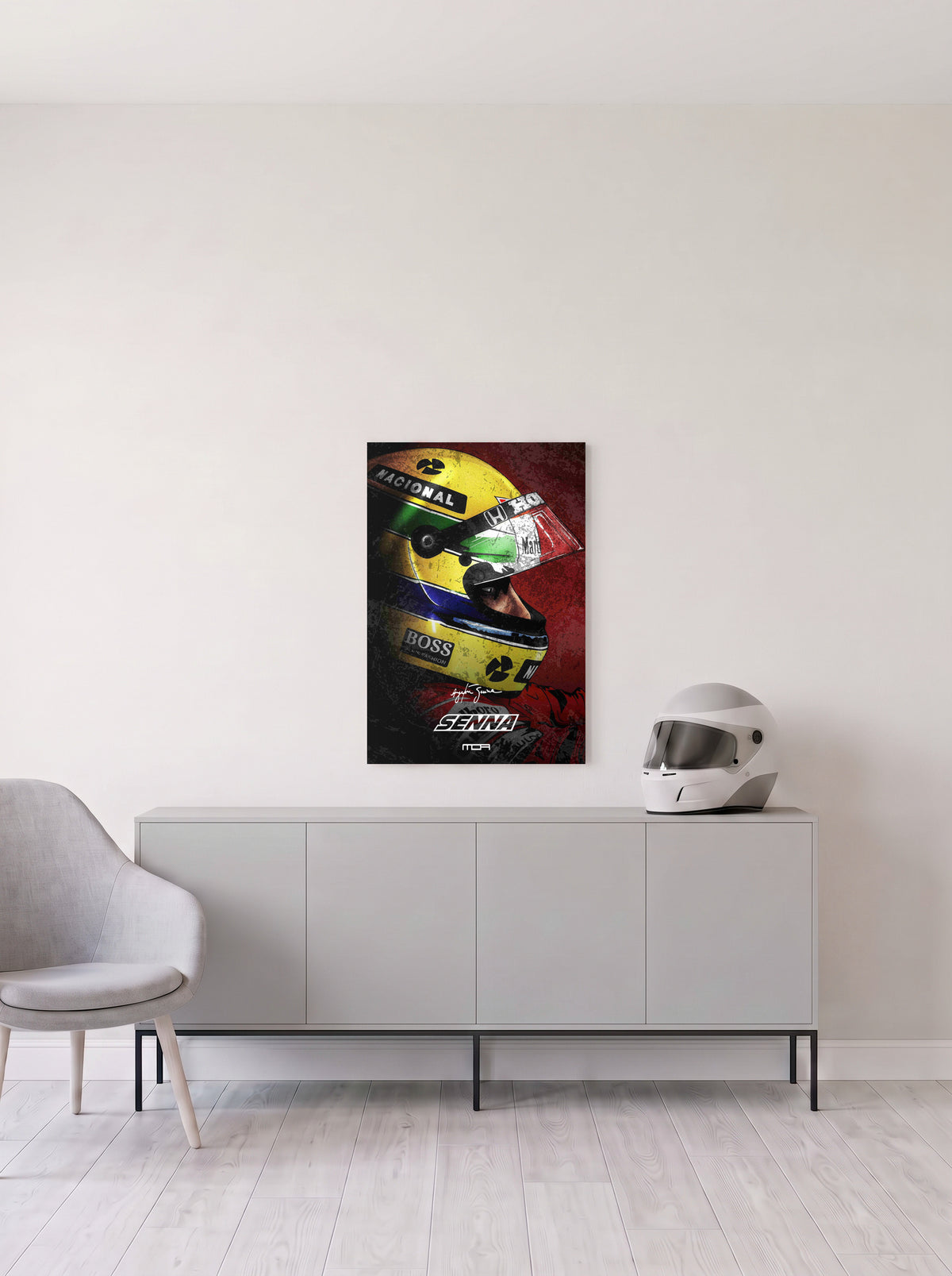 Poster del casco de Ayrton Senna sobre fondo rojo, en medida 46,7 x 70 cm, colgado en la pared clara de un salon, sobre un aparador gris con un casco de competicion al lado, decoracion racing de MOA-Grafics.