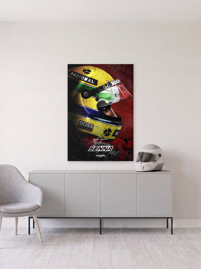 Poster del casco de Ayrton Senna sobre fondo rojo, colgado en la pared clara de un salon, sobre un aparador gris con un casco de competicion al lado, decoracion racing de MOA-Grafics.