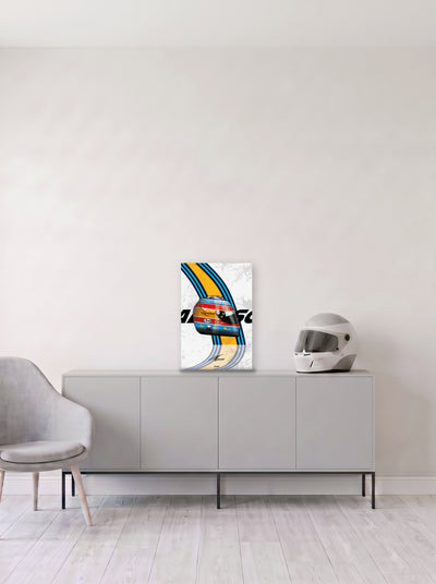 Poster del casco de Fernando Alonso campeon en 2005 sobre fondo blanco, en medida 33,3 x 50 cm, apoyado sobre un aparador gris junto a un casco de competicion, decoracion racing de MOA-Grafics.