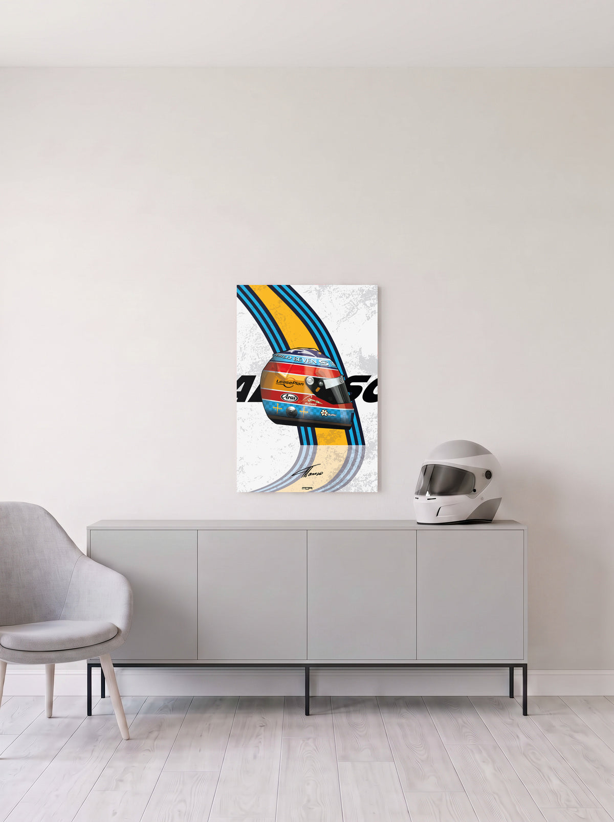 Poster del casco de Fernando Alonso campeon en 2005 sobre fondo blanco, en medida 46,7 x 70 cm, colgado en la pared clara de un salon, sobre un aparador gris con un casco de competicion al lado, decoracion racing de MOA-Grafics.