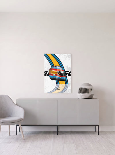 Poster del casco de Fernando Alonso campeon en 2005 sobre fondo blanco, en medida 46,7 x 70 cm, colgado en la pared clara de un salon, sobre un aparador gris con un casco de competicion al lado, decoracion racing de MOA-Grafics.