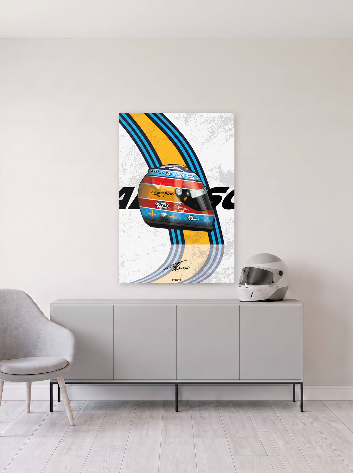 Poster del casco de Fernando Alonso campeon en 2005 sobre fondo blanco, colgado en la pared clara de un salon, sobre un aparador gris con un casco de competicion al lado, decoracion racing de MOA-Grafics.