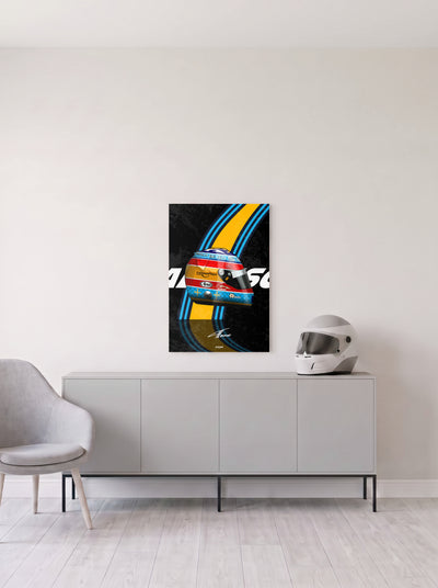 Poster del casco de Fernando Alonso campeon en 2005 sobre fondo negro, en medida 46,7 x 70 cm, colgado en la pared clara de un salon, sobre un aparador gris con un casco de competicion al lado, decoracion racing de MOA-Grafics.