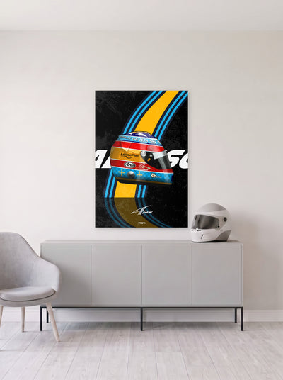 Poster del casco de Fernando Alonso campeon en 2005 sobre fondo negro, colgado en la pared clara de un salon, sobre un aparador gris con un casco de competicion al lado, decoracion racing de MOA-Grafics.