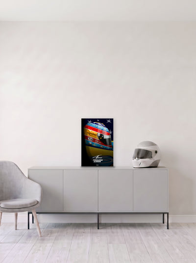 Poster del casco de Fernando Alonso sobre fondo azul con estrellas y su nombre completo, en medida 33,3 x 50 cm, apoyado sobre un aparador gris junto a un casco de competicion, decoracion racing de MOA-Grafics.
