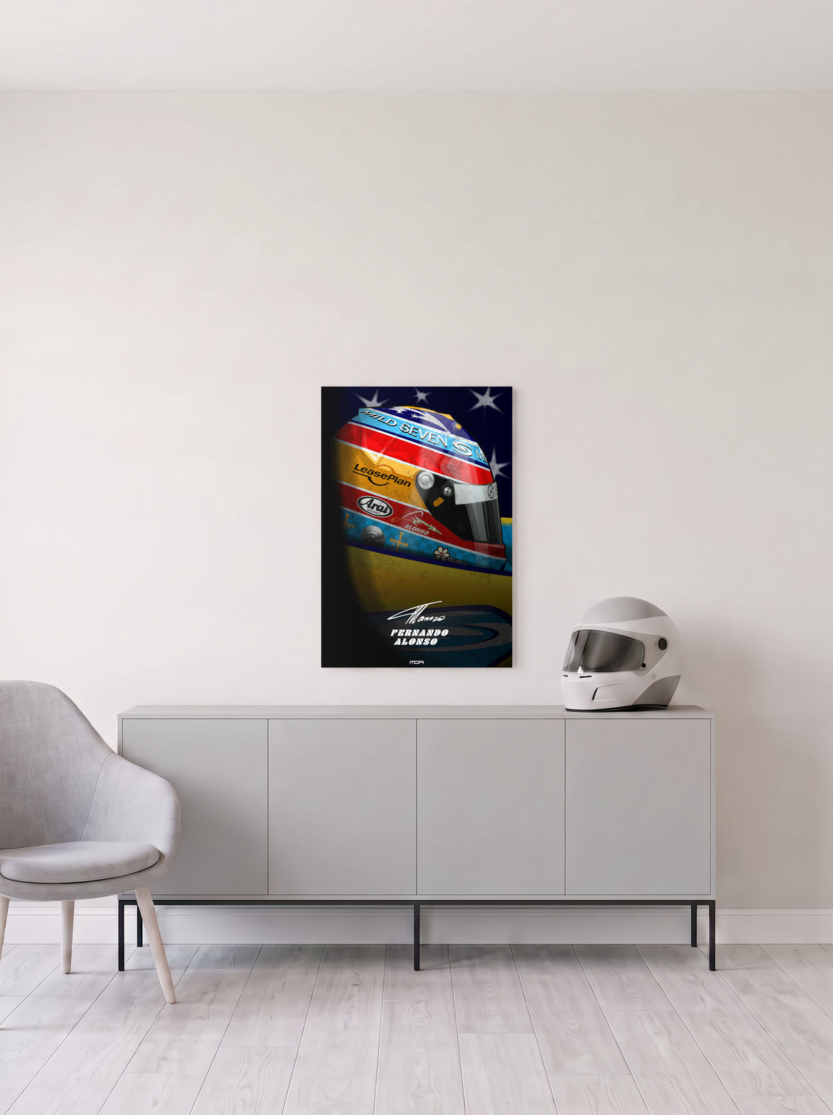 Poster del casco de Fernando Alonso sobre fondo azul con estrellas y su nombre completo, en medida 46,7 x 70 cm, colgado en la pared clara de un salon, sobre un aparador gris con un casco de competicion al lado, decoracion racing de MOA-Grafics.