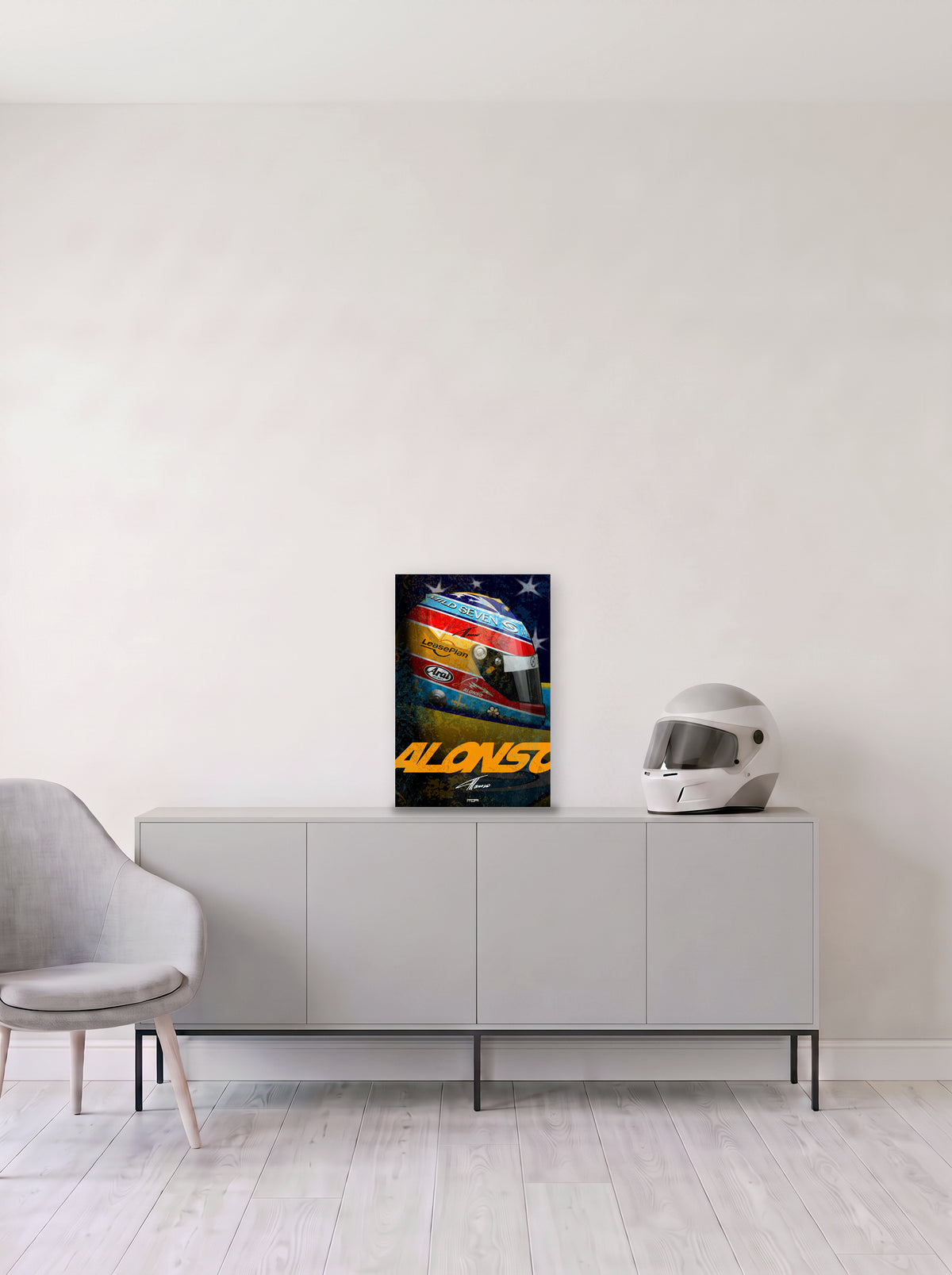 Poster del casco de Fernando Alonso con estrellas y su apellido en naranja, en medida 33,3 x 50 cm, apoyado sobre un aparador gris junto a un casco de competicion, decoracion racing de MOA-Grafics.